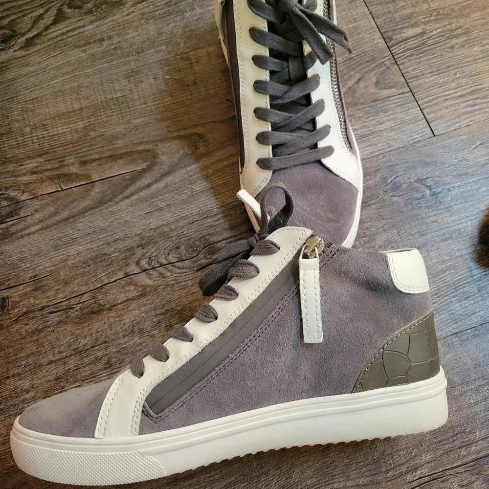 Blondo lSize 8l  Waterproof Women’s Sneaker - Picture 3 of 5